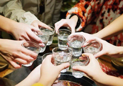 白酒優(yōu)劣怎么看？瀘旗酒業(yè)教你三招學(xué)會(huì)挑好酒